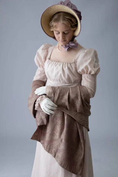 Uma Jovem Regente Usando Vestido Rosa Colar Pérolas — Fotografia de Stock