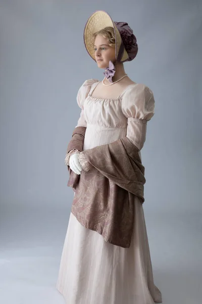 Μια Νεαρή Αντιβασιλέα Φορώντας Ένα Ροζ Φόρεμα Και Ένα Μαργαριταρένιο — Φωτογραφία Αρχείου