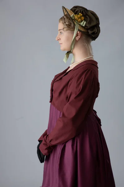 Eine Regency Frau Wanderkleidung Mit Mütze Und Handschuhen — Stockfoto
