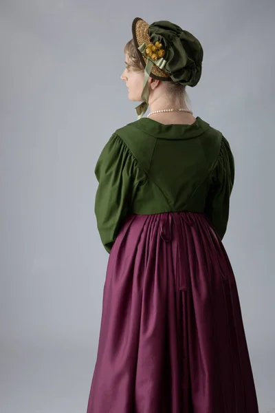 Eine Regency Frau Wanderkleidung Mit Mütze Und Handschuhen — Stockfoto