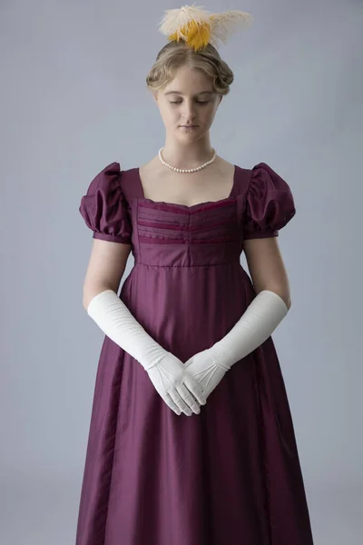 Une Femme Regency Dans Une Robe Soirée Couleur Prune Avec — Photo