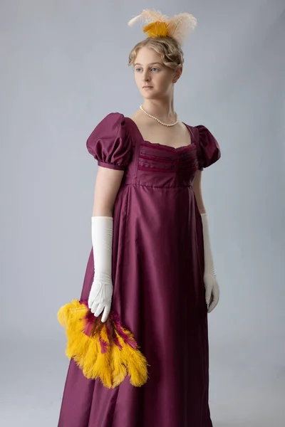 Uma Mulher Regência Vestido Noite Cor Ameixa Com Penas Seu — Fotografia de Stock