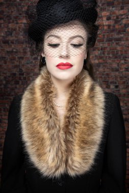 1940 'larda siyah ceketli ve kürklü bir kadın. 