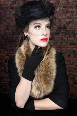 1940 'larda siyah ceketli ve kürklü bir kadın. 