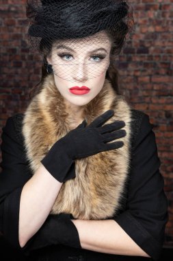 1940 'larda siyah ceketli ve kürklü bir kadın. 