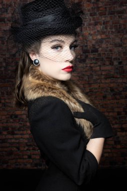 1940 'larda siyah ceketli ve kürklü bir kadın. 