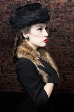 1940 'larda siyah ceketli ve kürklü bir kadın. 