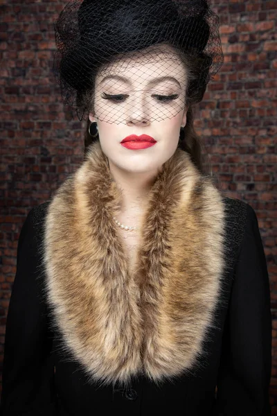 1940 'larda siyah ceketli ve kürklü bir kadın. 