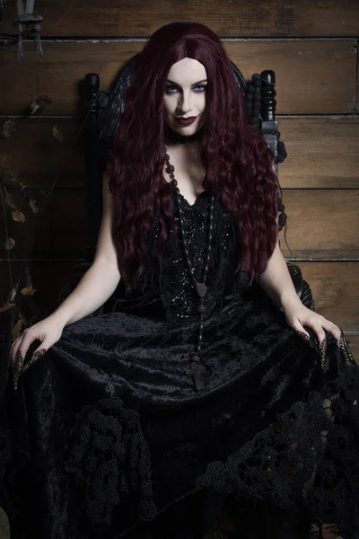 Kobieta Siedząca Czarnym Gotyckim Tronie Obrazie Halloween — Zdjęcie stockowe