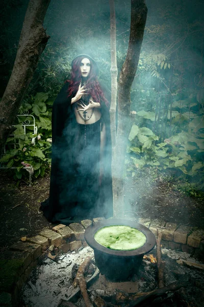 Kobieta Czarnej Pelerynie Stojąca Lesie Obrazie Halloween — Zdjęcie stockowe