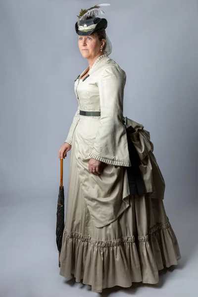 Een Vrouw Van Middelbare Leeftijd Een Victoriaanse Jurk Uit 1870 — Stockfoto