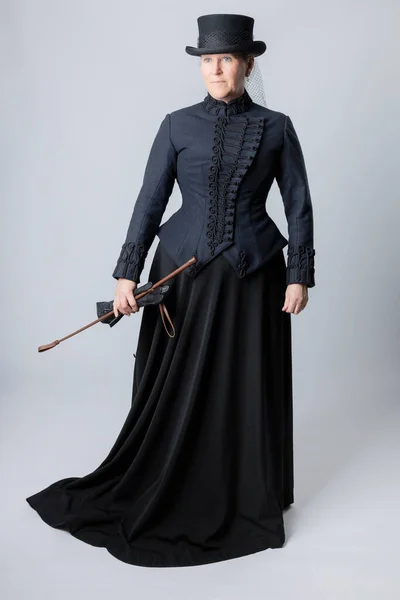Una Mujer Mediana Edad Con Hábito Montar Victoriano Sosteniendo Una — Foto de Stock
