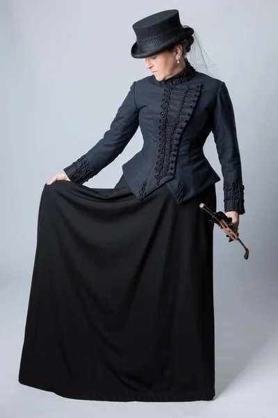 Eine Frau Mittleren Alters Trägt Ein Viktorianisches Reiterkleid Und Hält — Stockfoto