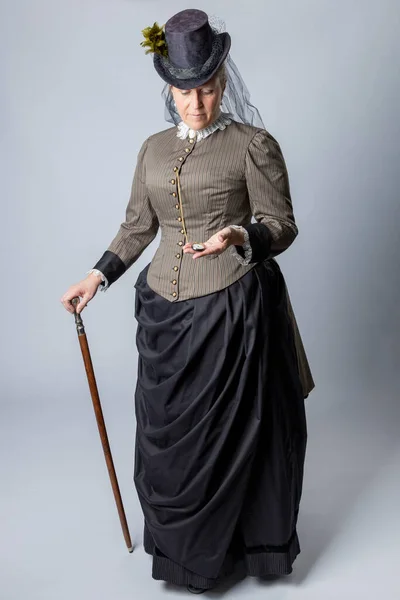 Kobieta Średnim Wieku Wiktoriańskim Kostiumie Trzymająca Srebrną Laskę — Zdjęcie stockowe