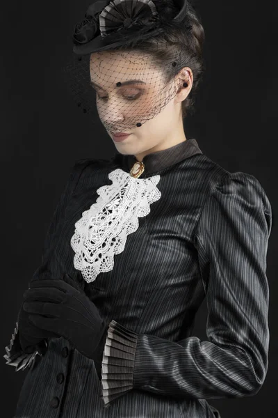 Uma Jovem Mulher Vitoriana Conjunto 1880 Contra Fundo Estúdio Preto — Fotografia de Stock