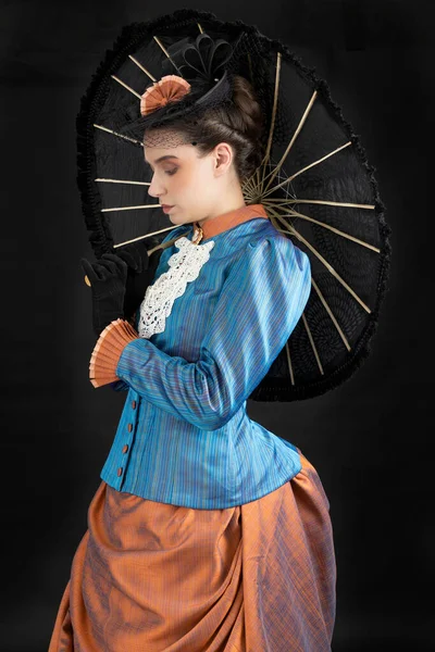 Ung Viktoriansk Kvinna 1880 Tals Ensemble Mot Svart Studio Bakgrund — Stockfoto