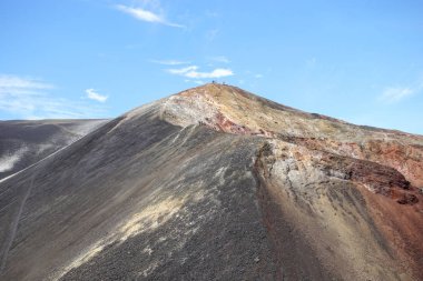 Eğimli bir volkan kenarlarına köz içinde kaplı.