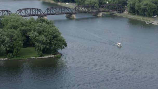 在河上航行的小船 后面有一座铁路桥 河流和小船的空中 — 图库视频影像