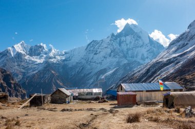 Binalarda Annapurna Dağları'nın Saha Kampı, bir grup.