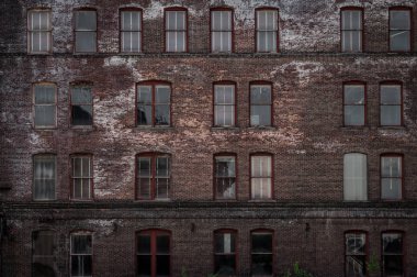 Eski bir ıssız fabrika içinde birçok pencere eşiği.