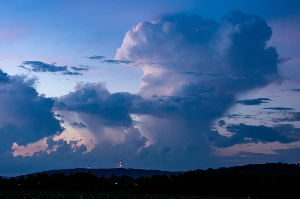 Riesige Kumulonimbuswolken Zur Blauen Stunde Die Einige Der Letzten Leuchten — Stockfoto