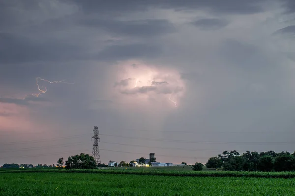 Einige Blitze Bewölkten Himmel Mit Einigen Glühwürmchen Vordergrund — Stockfoto