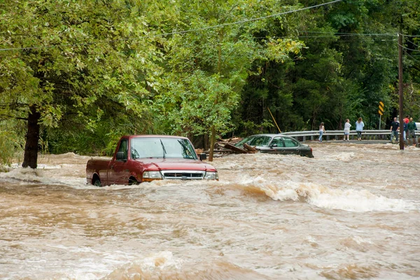 Twee Voertuigen Gestrand Hoog Water — Stockfoto