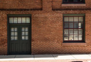 Kapısı ve penceresi olan güzel bir tuğla duvar..