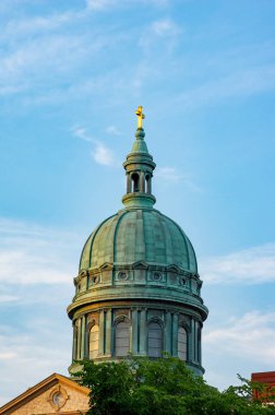 Bir altın ile tepesinde bir bakır katedral kubbe çapraz renkli.