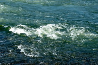 Kayaların üzerinden akan bir nehir güzelliği.