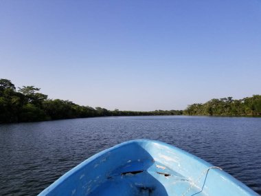 Sadece yay gösterilen nehir ve nehir tekne turuna zevk.