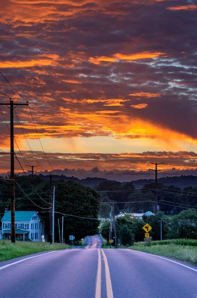 Ein Wunderschöner Orangefarbener Sonnenuntergang Der Sich Auf Der Straße Spiegelt — Stockfoto