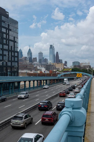 Una Vista Del Horizonte Filadelfia Tráfico Puente Ben Franklin — Foto de Stock