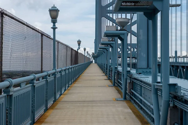Μια Διάβαση Πεζών Στη Γέφυρα Benjamin Franklin Στη Φιλαδέλφεια — Φωτογραφία Αρχείου