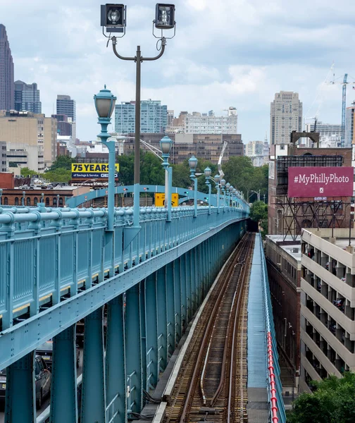 Järnvägsspåren Ben Franklin Bridge Philadelphia — Stockfoto