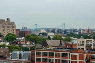 Arka planda bir köprü ile bir şehir peyzaj.