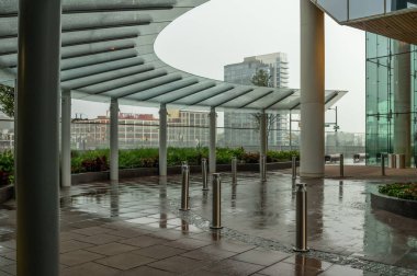 Güzel mimaride cam kaplı patika.