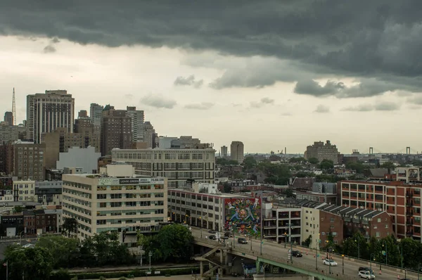Céu Tempestuoso Sobre Bela Arquitetura Uma Cidade — Fotografia de Stock
