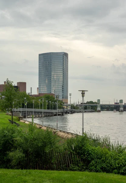 Stadspark Med Staden Bakgrunden — Stockfoto