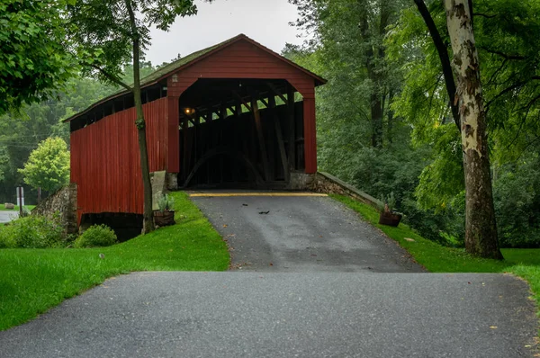 宾夕法尼亚州兰开斯特县南部农村一座红色覆盖的老桥 — 图库照片
