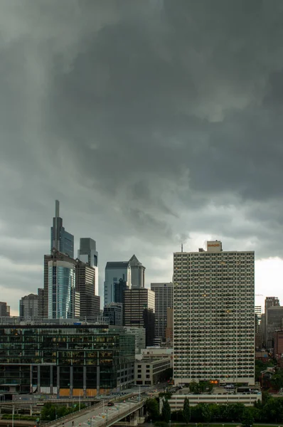 市区金融区上空的雷雨 显示了事情金融终结的未来 — 图库照片