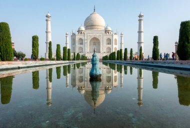 Agra, Hindistan Taj Mahal yansıtan havuzda bir yansıması.