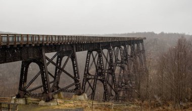 Bir kar fırtınası kırık Kinzua Demiryolu Köprüsü.