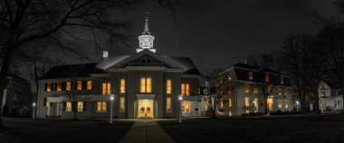 Karanlıkta parlayan bir kilise ışıkları.