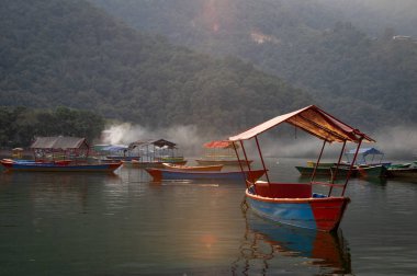 Bir sandalda akşam güneşi bir göl üzerinde.