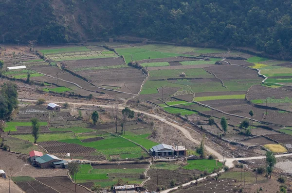 Bazı tarım arazileri bir vadide bir havadan görünümü.