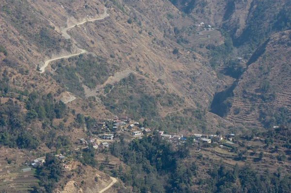 山谷中的一个小村庄 有一条蜿蜒的道路 通往山坡 — 图库照片