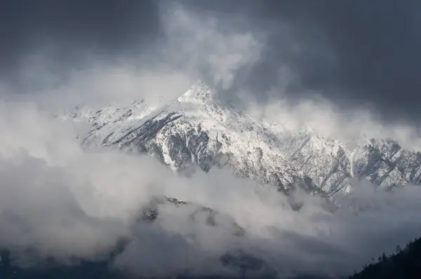 Berge in den Wolken — Stockfoto