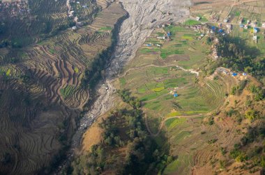 Teraslı yamaçlar nehirde Buzulu