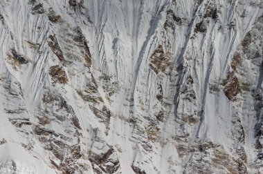 Dağ Cliff üzerinde kar sürüklenir